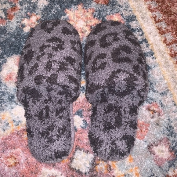 Barefoot Dreams CozyChic Gray Black Leopard Print Slip On Slippers Size 9/10 - Picture 3 of 5